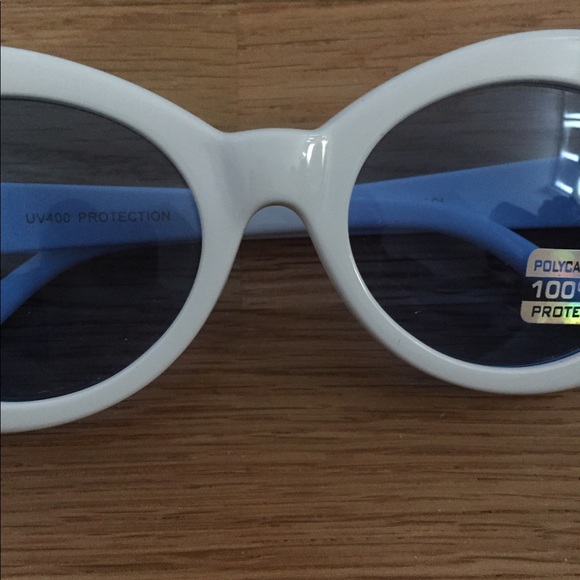 Rounded vintage white frames with blue lenses - Picture 2 of 6